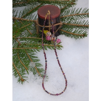 Naszyjnik z rubinami i szafirami.